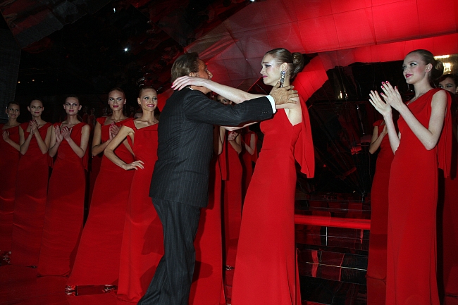 Valentino Couture весна-лето 2008, Валентино Гаравани обнимает Наталью Водянову в финале шоу фото № 6