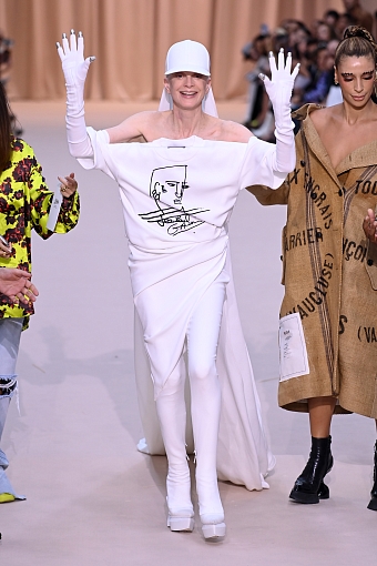 Падение Кристен Макменами в финале шоу Jean Paul Gaultier Couture осень-зима 2022/23 фото № 25
