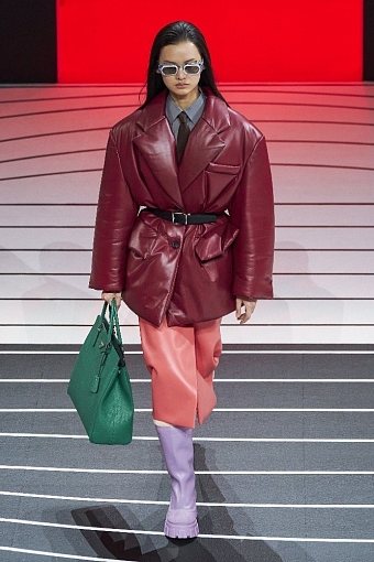 Резиновые сапоги, нейлоновые куртки и другие тренды в новой коллекции Prada осень-зима 2020/21 фото № 5