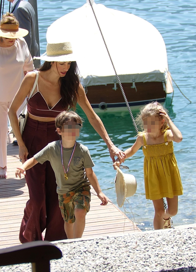 Амаль Клуни с детьми в отпуске в Италии, июль 2022 года фото № 1