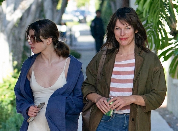 Редкий кадр: беззаботные Милла Йовович с дочерью Эвер гуляют по Лос-Анджелесу