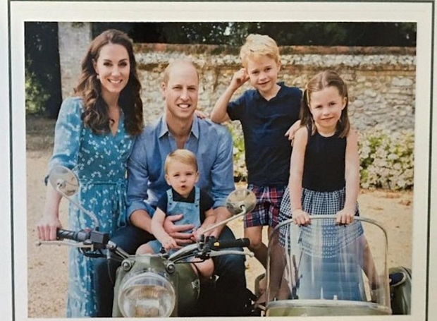 Кейт, Уильям и дети: в Сети появилась первая рождественская открытка королевской семьи