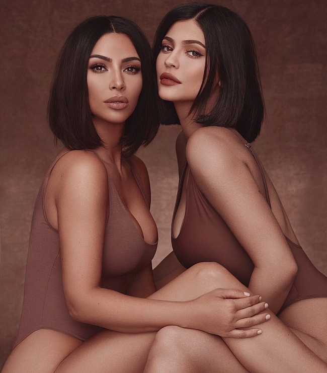 Twins: Ким Кардашьян и Кайли Дженнер в новой рекламной кампании фото № 1