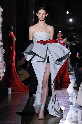 Платья мечты: как прошел показ Valentino Haute Couture весна-лето 2020 фото № 19