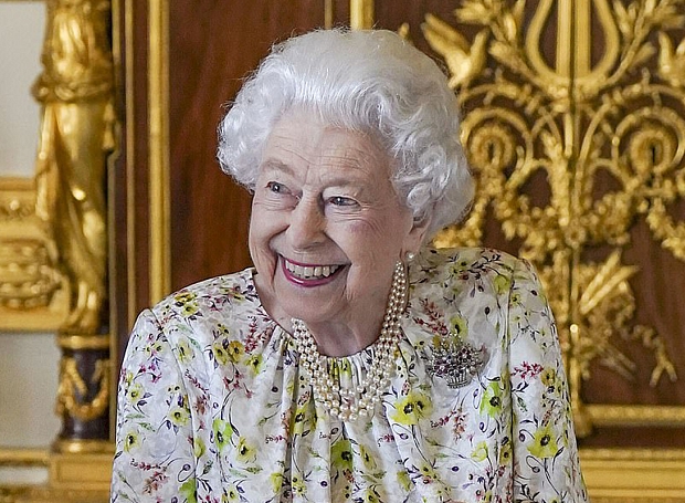 Королева Елизавета II наконец вышла в свет — в весеннем платье и с отличным настроением