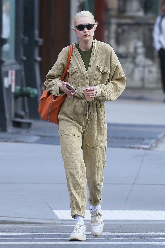 Джиджи Хадид на прогулке в Нью-Йорке, 16 марта 2022 года фото № 1