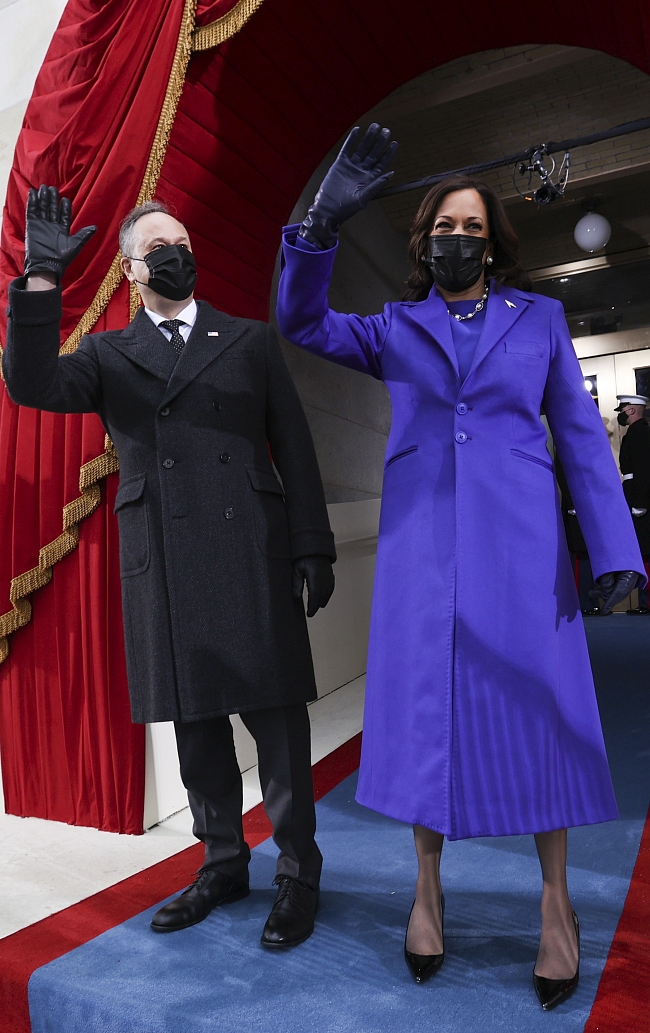 Камала Харрис и Дуглас Эмхофф на церемонии инаугурации 49-го вице-президента США фото № 2