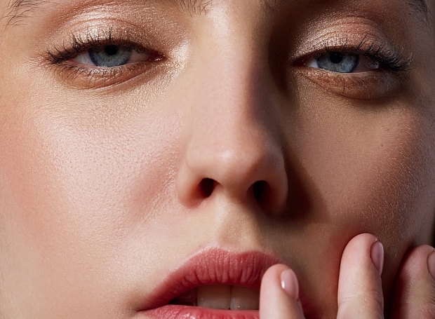 Тени и помады Latte Beauty в формате карандаша, которые удобно взять с собой 