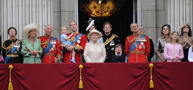 Принц Уэльский и герцогиня Корнуольская, герцог и герцогиня Кембриджские и принц Джордж, принц Гарри, виконт Северн Джеймс, герцог Эдинбургский, принцесса Беатрис, принцесса Евгения и леди Луиза Виндзор, 2015 фото № 2