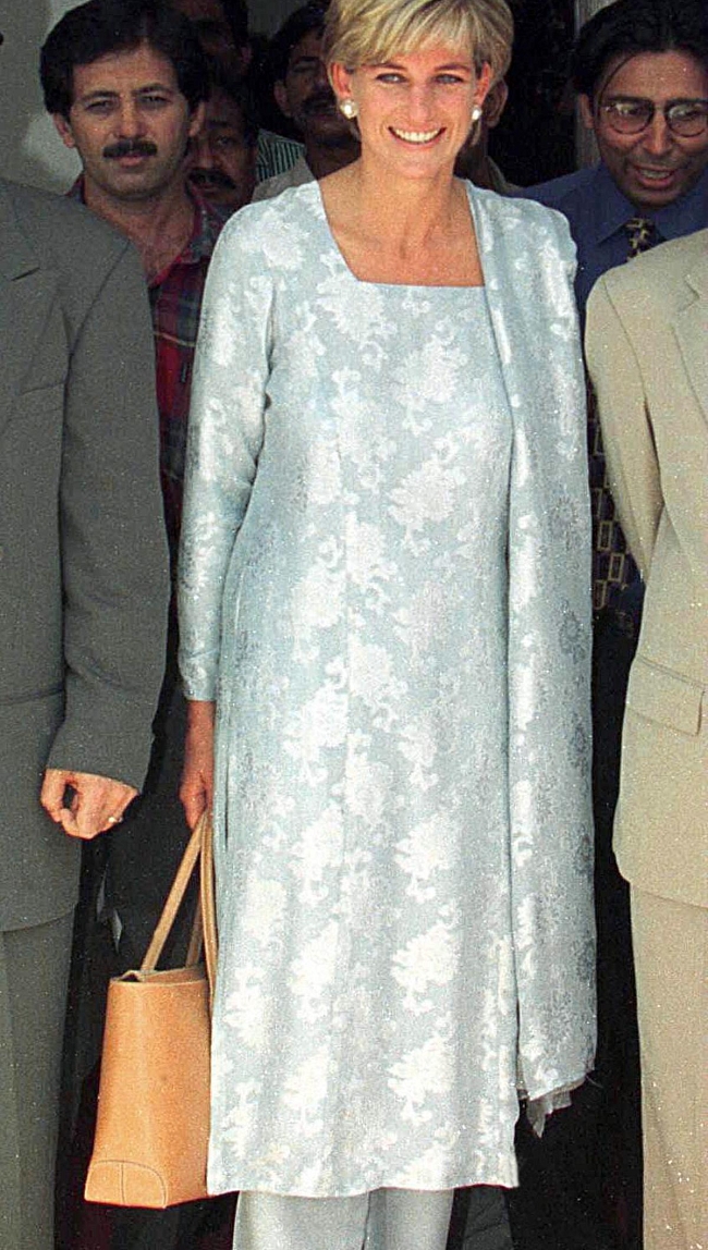 Принцесса Диана с сумкой Tod’s D, 1997 год фото № 4