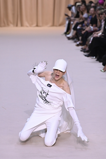 Падение Кристен Макменами в финале шоу Jean Paul Gaultier Couture осень-зима 2022/23 фото № 24