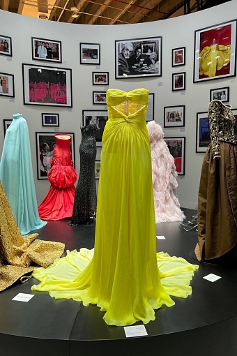 Платье Зендаи на выставке Forever – Valentino в Дохе фото № 13