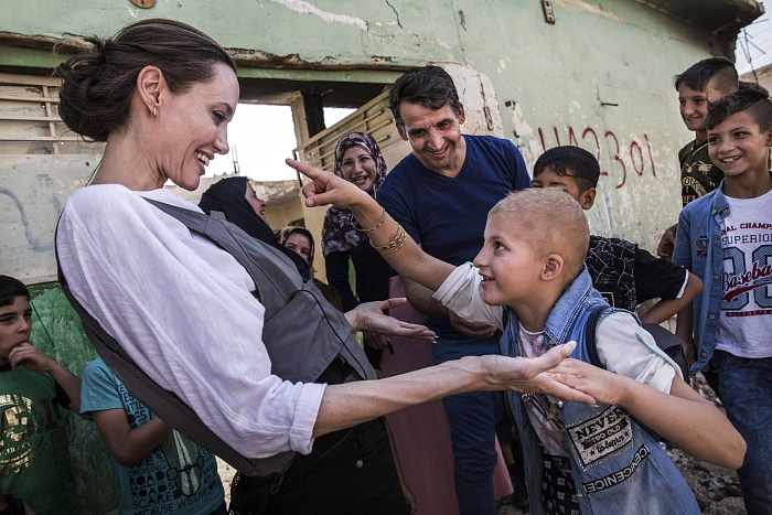 «Люди здесь потеряли все»: Анджелина Джоли посетила разрушенный город в Ираке фото № 2