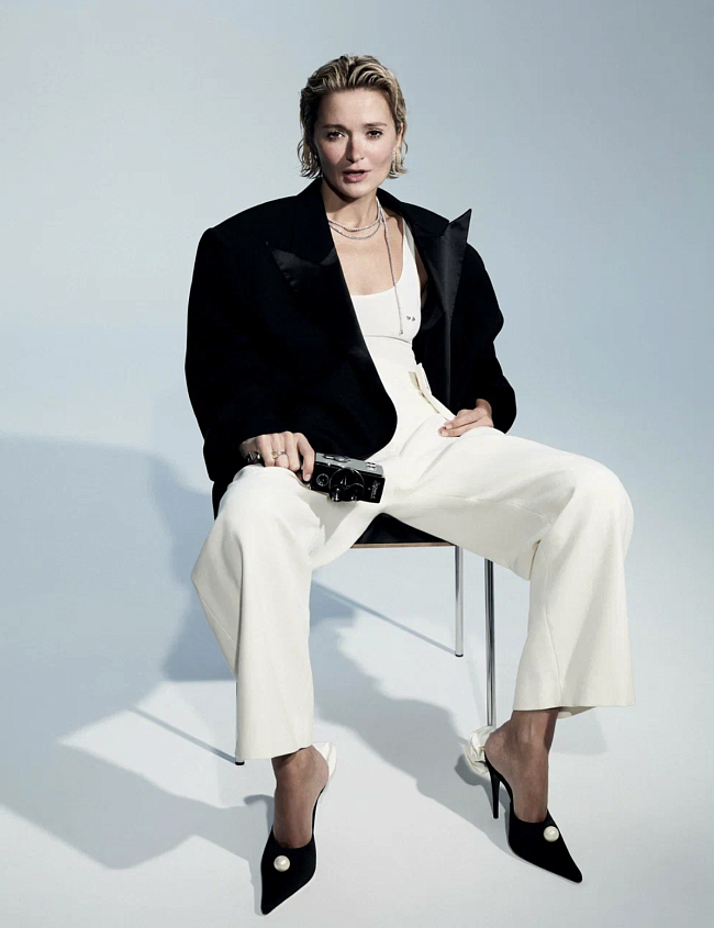 Жакет, Magda Butrym (ЦУМ); боди, Mugler (ЦУМ); брюки, Rokh (ЦУМ); мюли, Magda Butrym (ЦУМ); серьги, кольцо и колье, все — Classic, золото, бриллианты, Mercury фото № 5