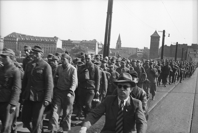 «Колонна пленных немцев», Чехословакия, Прага, май 1945 фото № 4