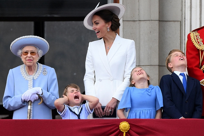 Елизавета II, принц Луи, Кейт Миддлтон, принцесса Шарлотта и принц Джордж на балконе Букингемского дворца