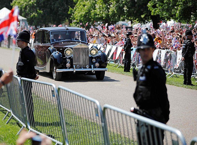 Меган Маркл прибыла на церемонию в королевском Rolls-Royce Phantom IV 1950 года — на нем же доставили к алтарю Кейт Миддлтон фото № 1