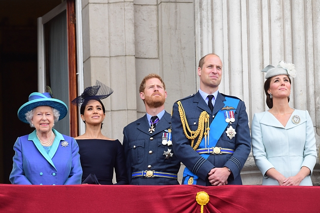 Елизавета II, Меган Маркл, принцы Гарри и Уильям и Кейт Миддлтон фото № 1
