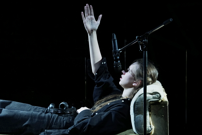 Полина Романова в эскизе спектакля "Мама, мне оторвало руку" проекта "АРТХАБ" фото № 6