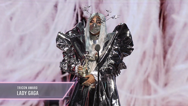 Икона здравоохранения: Леди Гага и ее экстравагантные защитные маски на MTV VMA 2020 фото № 4