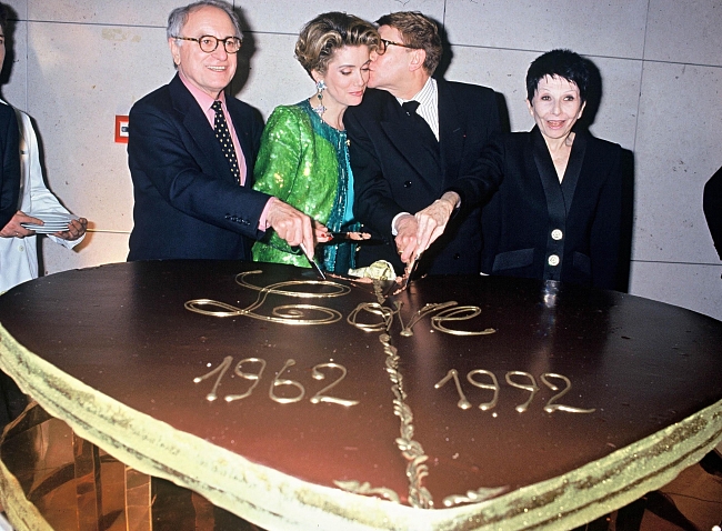 Пьер Берже, Катрин Денев, Ив Сен-Лоран и Зизи Жанмер на праздновании 30-летия бренды Yves Saint Laurent, октябрь 1992 года фото № 1