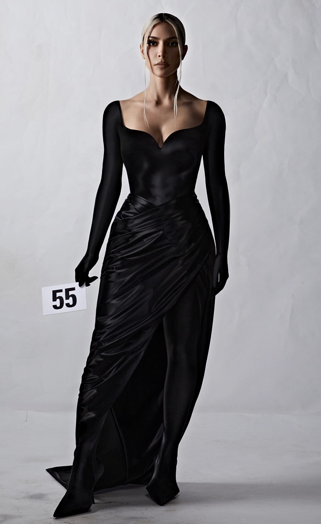 Ким Кардашьян в образе Balenciaga Couture осень-зима 2022/23 фото № 2