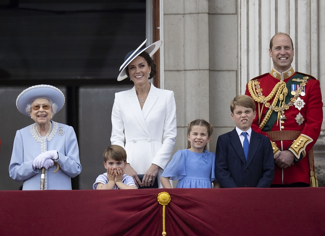 Королевская семья на балконе Букингемского дворца фото № 8