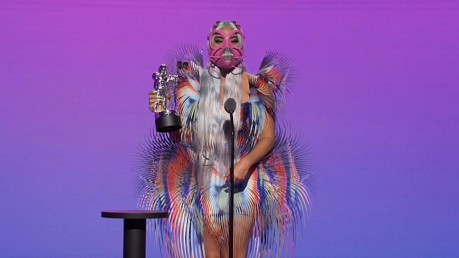 Икона здравоохранения: Леди Гага и ее экстравагантные защитные маски на MTV VMA 2020 фото № 1