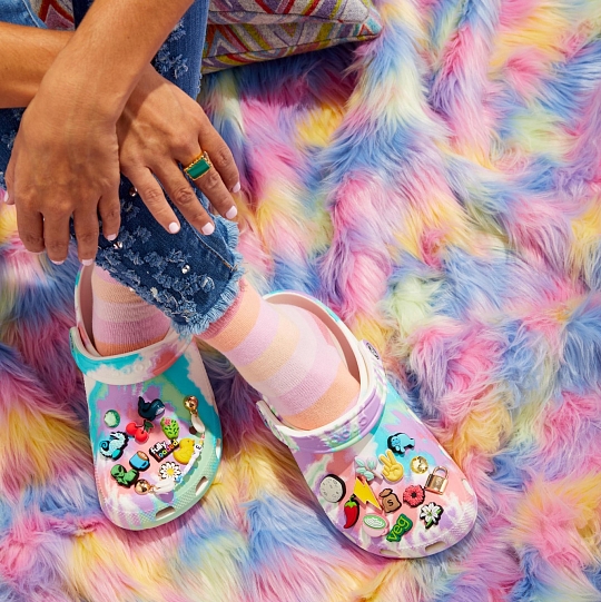 Сабо Crocs с принтом тай-дай