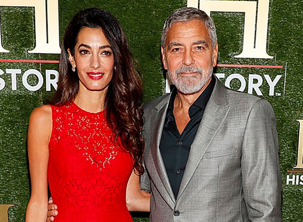 Джордж и неотразимая Амаль Клуни в алом кружевном комбинезоне вышли в свет накануне восьмой годовщины свадьбы