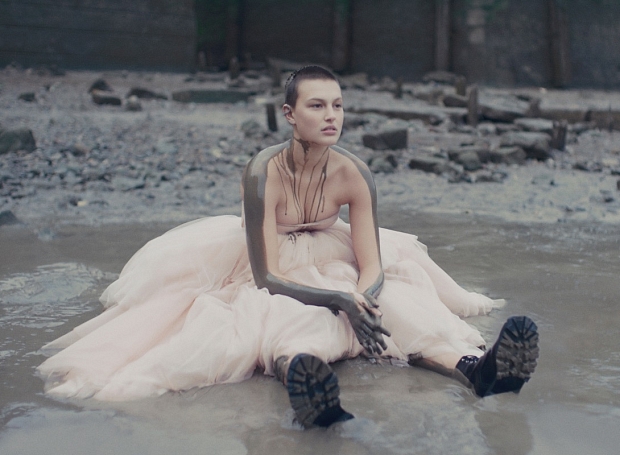 Alexander McQueen показали женскую коллекцию весна-лето — 2021 и модный фильм