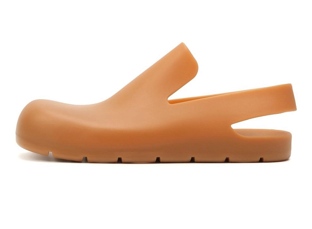 Клоги-слингбэки — самая модная обувь на межсезонье. Вот варианты на любой бюджет