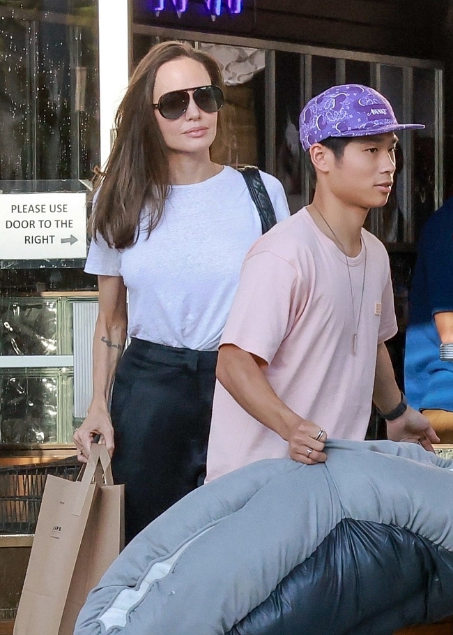 Анджелина Джоли в минималистичном образе ходит по магазинам вместе с ее 18-летним сыном Паксом фото № 2