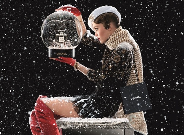 Посмотрите на Лили-Роуз Депп в рождественской кампании Chanel
