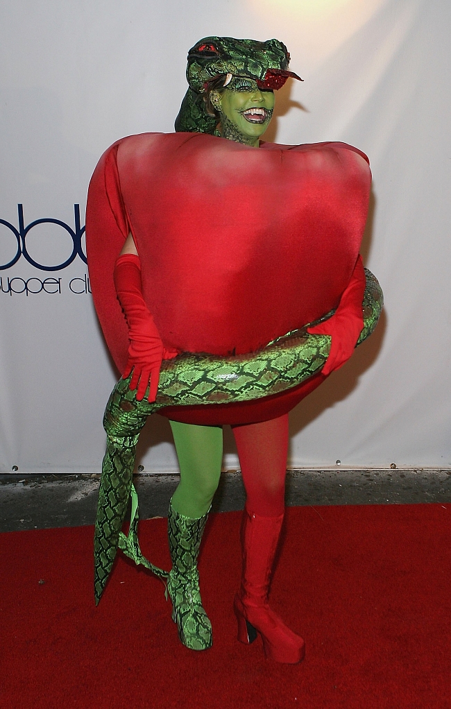 Королева Хэллоуина: самые необычные костюмы Хайди Клум фото № 7