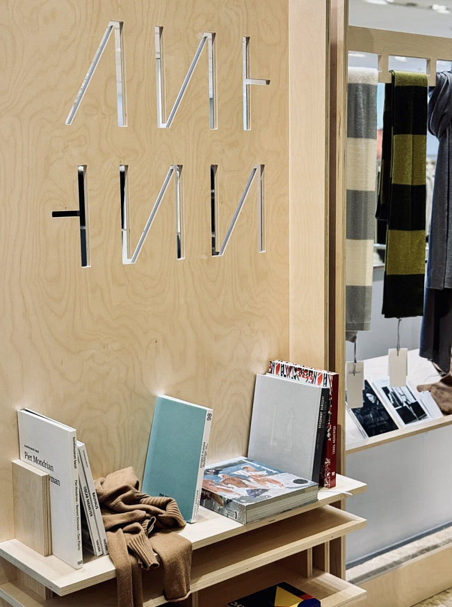 Fashion-дайджест: кампейн 12 STOREEZ, новые модели JENЁK и другие новости фото № 9