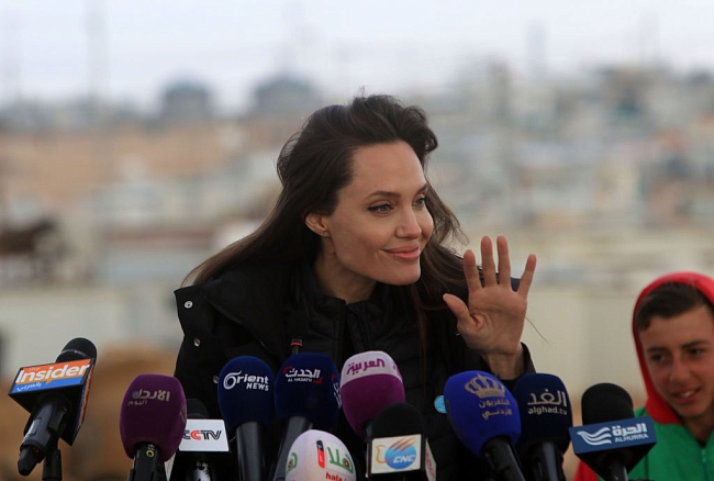Анджелина Джоли поможет детям бороться с фейковыми новостями фото № 2