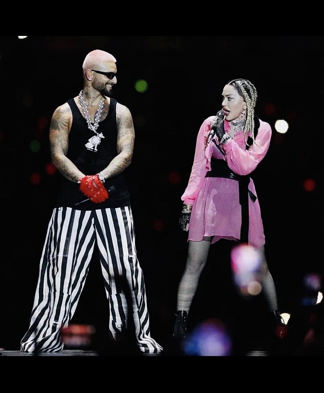 Малума и Мадонна во время выступления в Меделине фото № 4