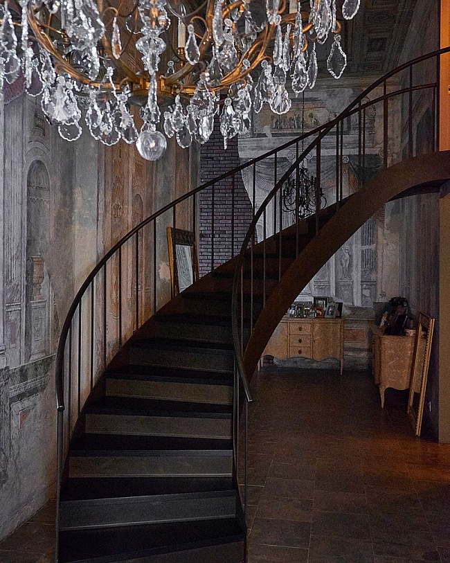 Плавный изгиб лестницы стилистически объединяет индустриальную эстетику лофта и изящные линии ампирной мебели фото № 8