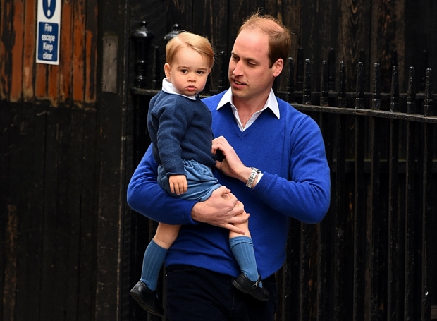 Сможете понять, на какой фотографии принц Джордж, а на какой — принц Уильям в детстве?