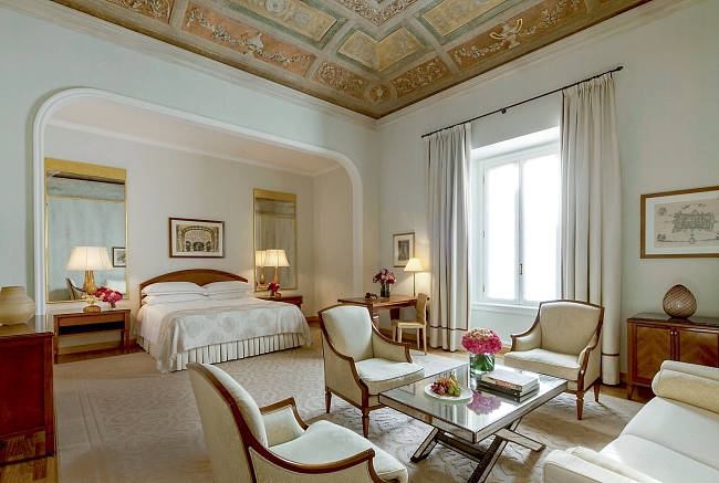 Просторные люксы миланского Four Seasons Hotel Milano (от 53 м2) обставлены мебелью из груши и клена фото № 2