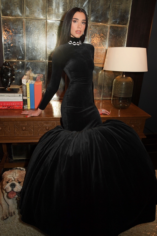 Дуа Липа в платье Balenciaga и украшениях Bvlgari фото № 2