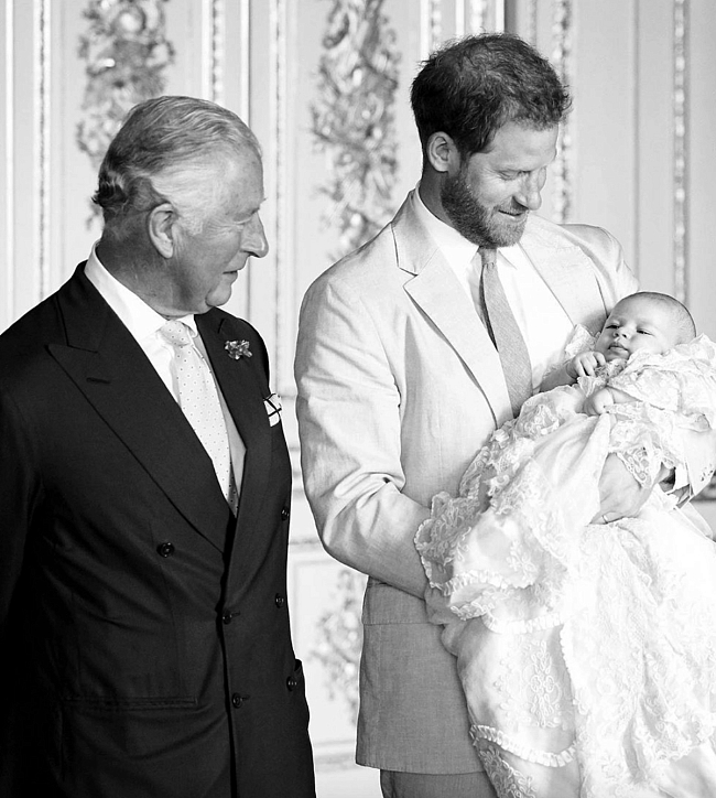 Принц Чарльз и принц Гарри с новорожденным Арчи, 2019 год фото № 2