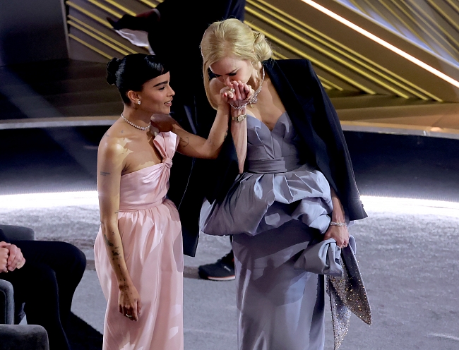 Николь Кидман и Зои Кравиц на церемонии вручения премии «Оскар-2022» фото № 4