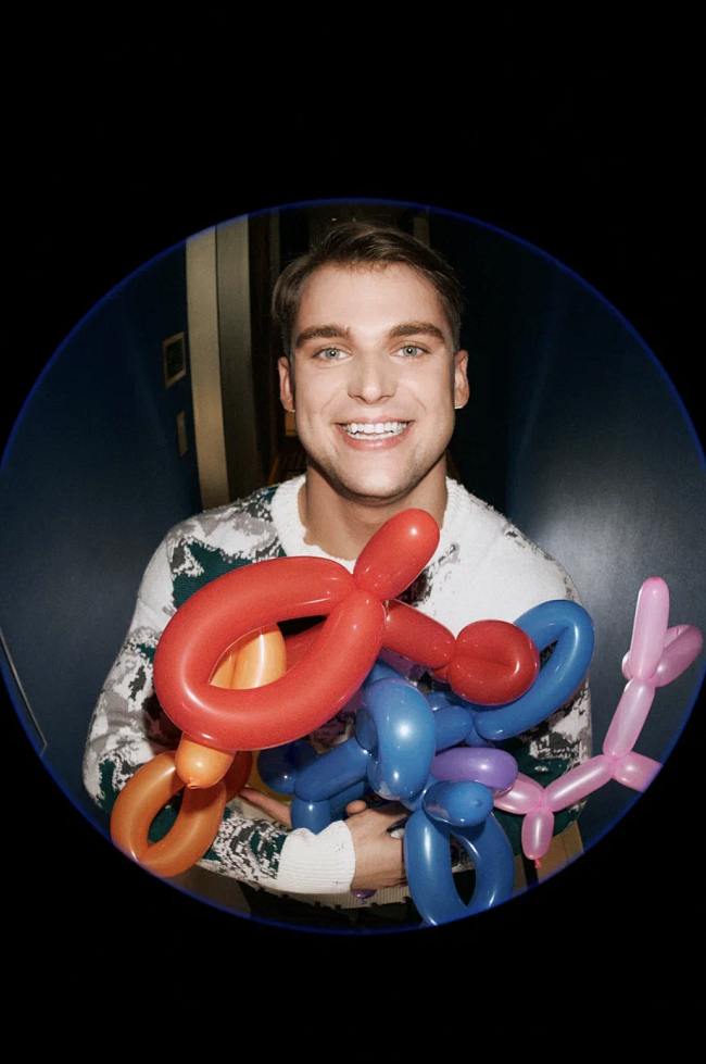 На Егоре Сухорукове: свитер, Red September; брюки, Baon; кроссовки, Maison David (Rendez-Vous) фото № 7