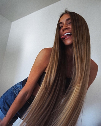 «Лучше густое каре, чем «жидкая» длина»: блогер Владлена Варламова о том, как отрастить волосы фото № 1
