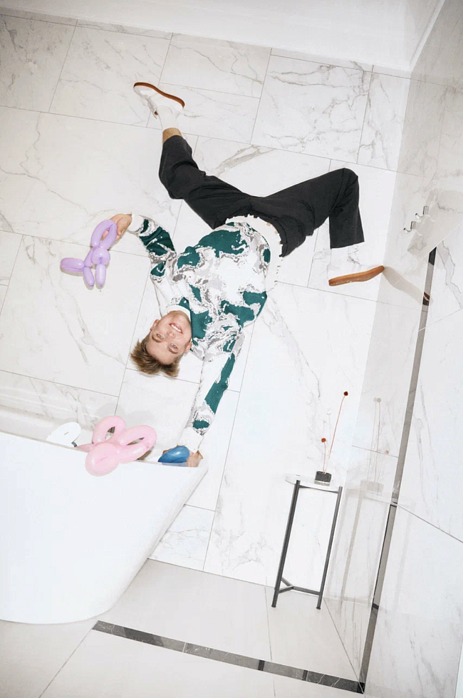 На Егоре Сухорукове: свитер, Red September; брюки, Baon; кроссовки, Maison David (Rendez-Vous) фото № 9