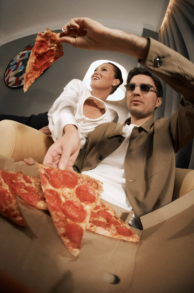 На Ренате Пиотровски: блузка, Simona Corsellini; брюки, Persve; баска, Vassa & Co. На Мише Most: футболка, Red September; рубашка, Altea (Bosco Family ГУМ); джинсы, Baon; кеды, Armani Exchange (Rendez-Vous) фото № 12