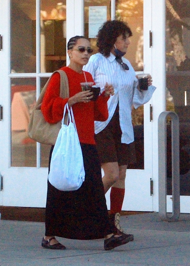 Зои Кравиц и Алия Шокат на прогулке в Восточном Голливуде фото № 2