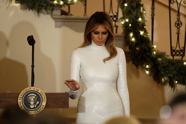 Роскошная Мелания Трамп на рождественском балу в Белом доме фото № 2